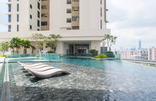 Kuala Lumpur KLCC | Stylish & Comfy | 5★ Location, Netflix, Pool + Gym 02