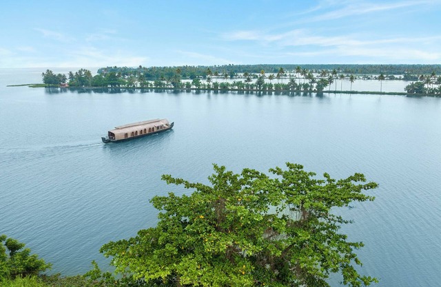 Kumarakom Lake Resort Houseboats