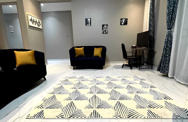 Kyanja Executive Suite(w/tv, wifi, Netflix and work station)