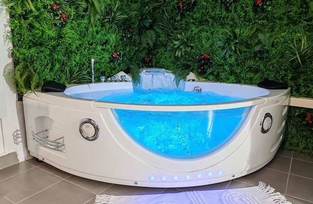 l'Eden, atypical house, relaxation area with Jacuzzi bathtub