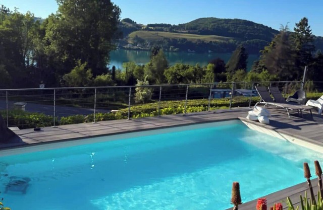L'EMERAUDE suite lake view/swimming pool/beach 10 min walk away