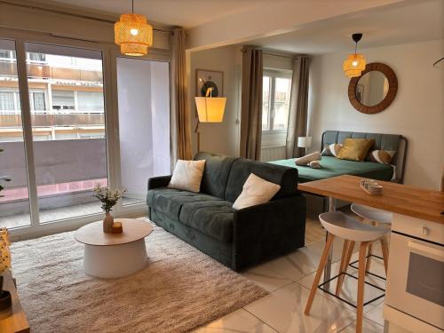 L'escale direct access to train station ideal location