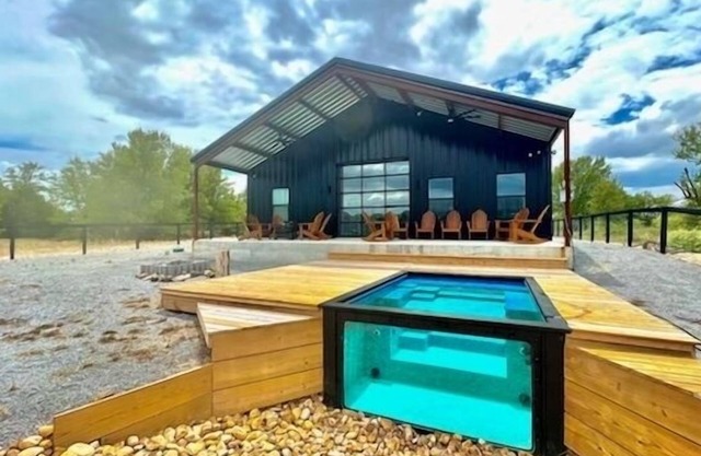 L Star Ranch Modern Barndominium - 15 minutes from Round Top!