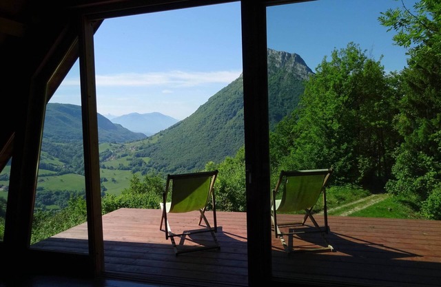La Canopée de Chartreuse, a home with a terrace perched in a tree
