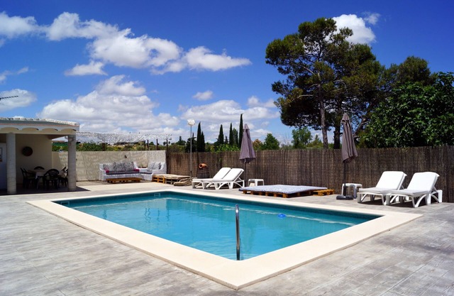 LA CASA DE LÚ, POOL, BBQ GARDEN, FREE WIFI, 30MIN BEACH IN CENTRO ANDALUCíA