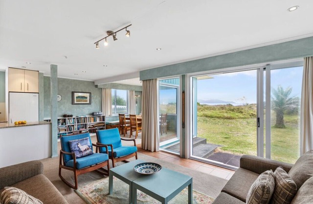 La Casa de la Playa - Beachfront Waikanae Home
