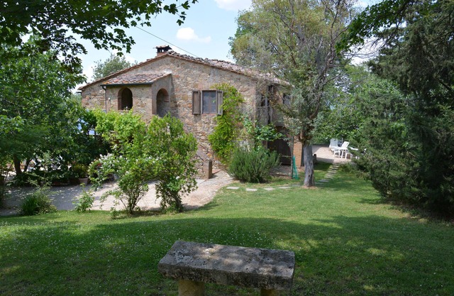 LA CASINA apartment in Tuscan countryside with pool and private garden