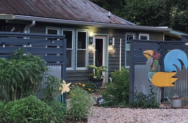 La Casita! Cozy studio HOUSE w/hot tub & private back yard in good ole Athens!
