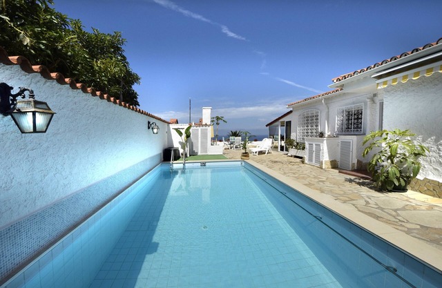 La Casita-very quiet location with stunning sea views and heated pool