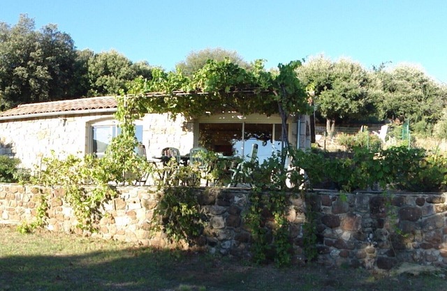 "La cigale et les fourmis" pretty bungalow, sleeps 2, private pool