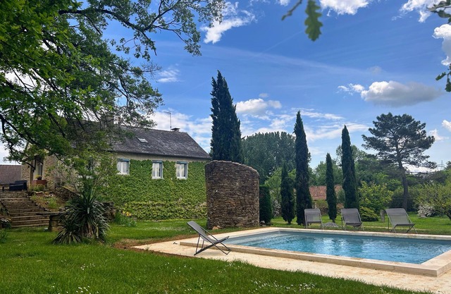 La Clé des Champs in Barbat, Nature-Filled Home with Pool in a Wooded Park