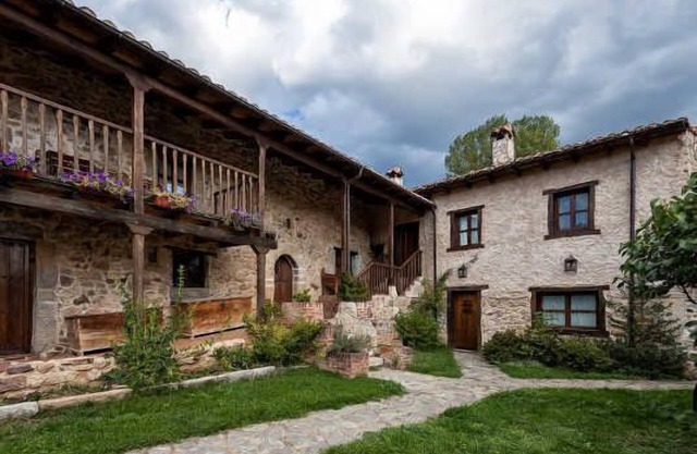 LA CORTE .Las Casas de Valdepielago for 4 people