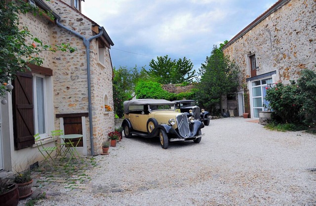 La Ferme de Balizy, private gîte with garden & parking. Near Paris Saclay Massy.