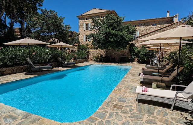 La Galante: Élégance et Confort au Cœur de Faugères, Piscine et Suites Raffinée