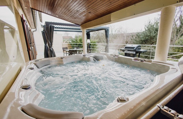 "La Loupiote - Gîte Éclairé" Maison de Village Proche Nancy Avec Grand Jacuzzi !