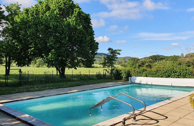 La Magnanerie: Provencal setting with swimming pool
