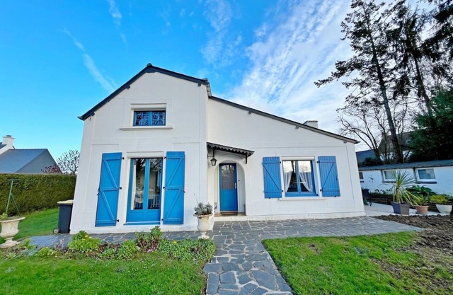 La Maison aux Volets Bleus