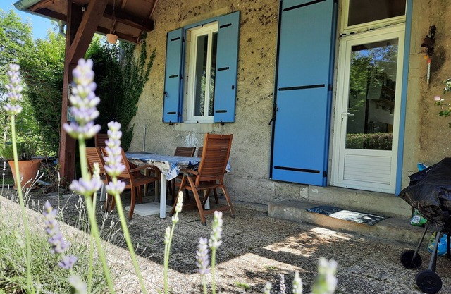 La Maison Bleue Renovated former school with garden 4 pers village 5mn from the lakes.