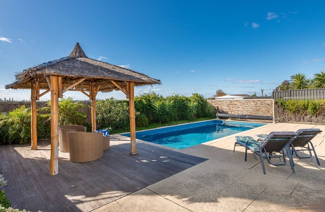 La Mer - Home with a Pool