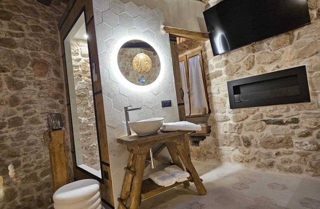 La Nuit d'Amélie. a cozy retreat with hot tub.