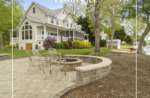 La Peninsule Scenic Home within a quiet neighborhood