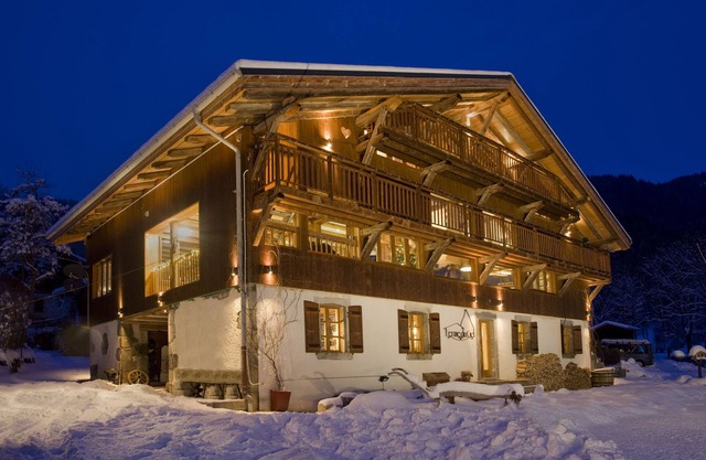 La Petite Ferme, independent apartment within ski Chalet. Shared pool & hot tub
