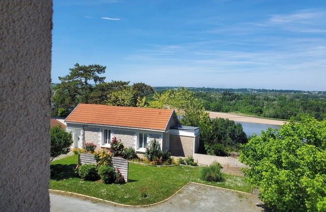 La petite Chamarande, peaceful cottage with river view, close to Tours & Amboise