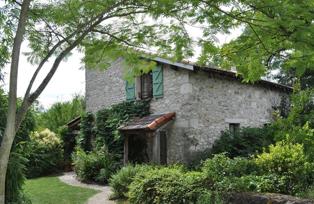 La Petite Maison is located in beautiful restful surroundings with swimming pool