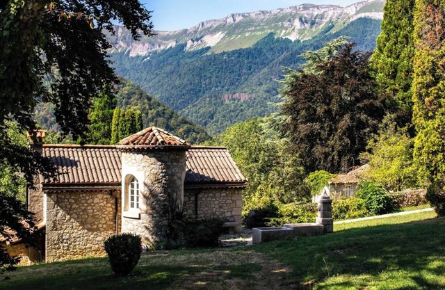 La Petite Maison, Charming Cottage w/Scenic Views, Garden & Fire Pit