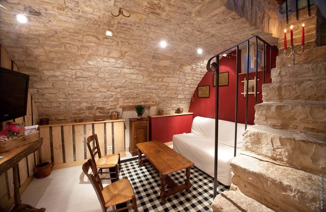 La Petite Sentence, cottage in the heart of a medieval village in a paved street