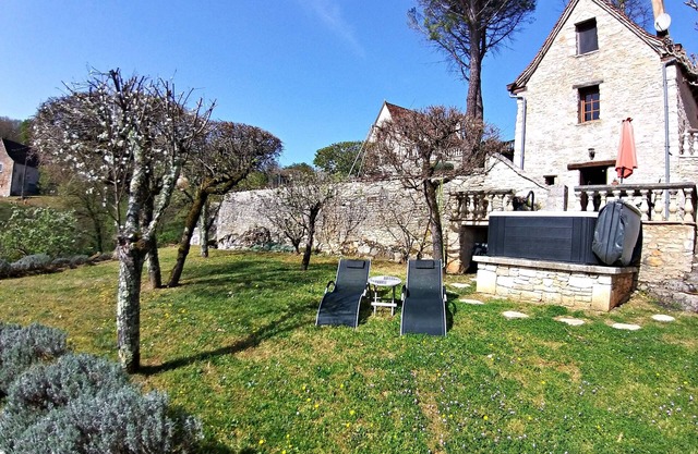 La Pinay-A cozy little house with spa & fireplace in Dordogne near Rocamadour