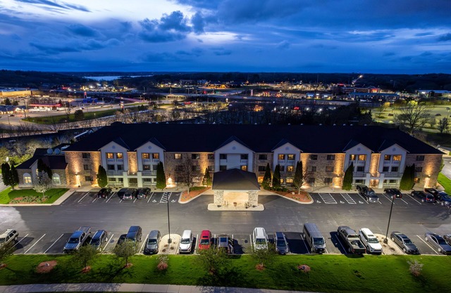 La Quinta Inn & Suites by Wyndham Milwaukee Delafield