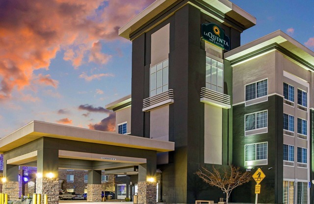 La Quinta Inn & Suites by Wyndham Denver Gateway Park