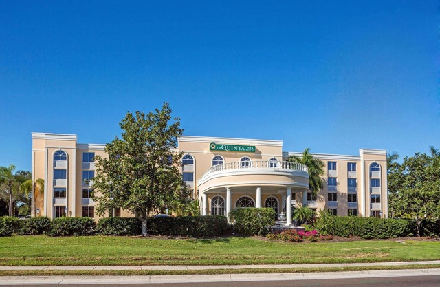 La Quinta Inn & Suites by Wyndham Sarasota Downtown