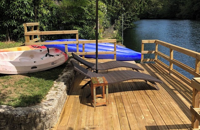 La Ravine, house on the banks of the loing for up to 6 people, with canoes and rowing boat.