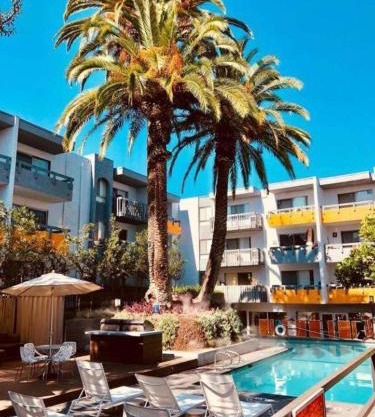 LA Studio with Pool, Balcony and Private parking