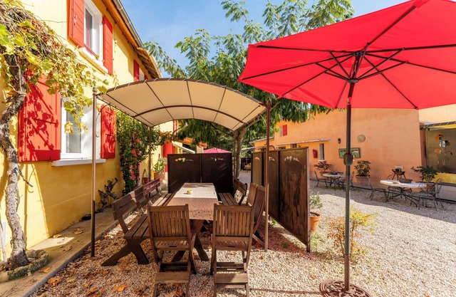 'La Treille Dorée' with Mountain View, Shared Pool and Wi-Fi