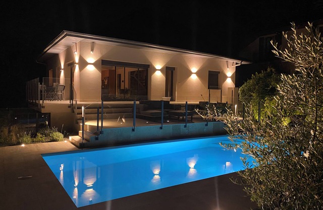 La Villa Cosy, en Plein Cœur du Village, Piscine Privée, 10 à Pied du lac !
