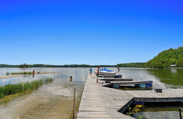 Lac Heney 3BR w/Boat Launch Fishing-Friendly Cozy & Updated