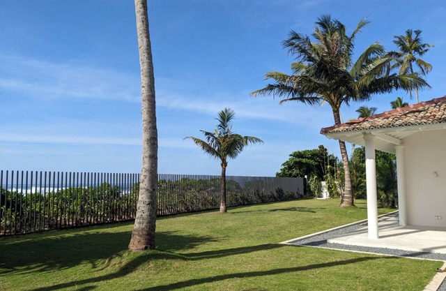 Lace House - stylish beach villa with surf access. pool and full staff