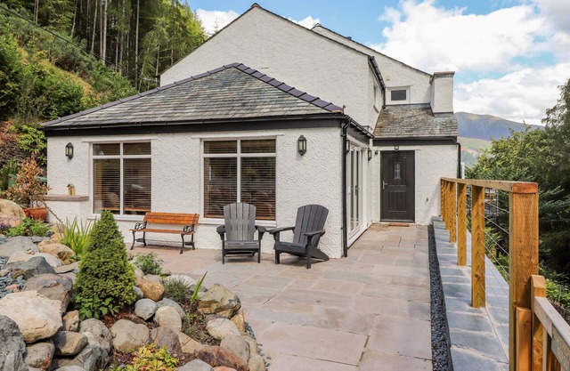 LADSTOCK COTTAGE, pet friendly, with a garden in Braithwaite