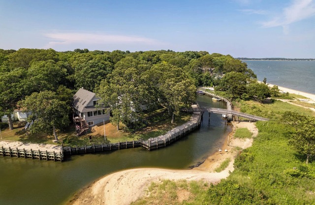 Lagoon Lodge: North Fork, Charming 3Br, Waterfront