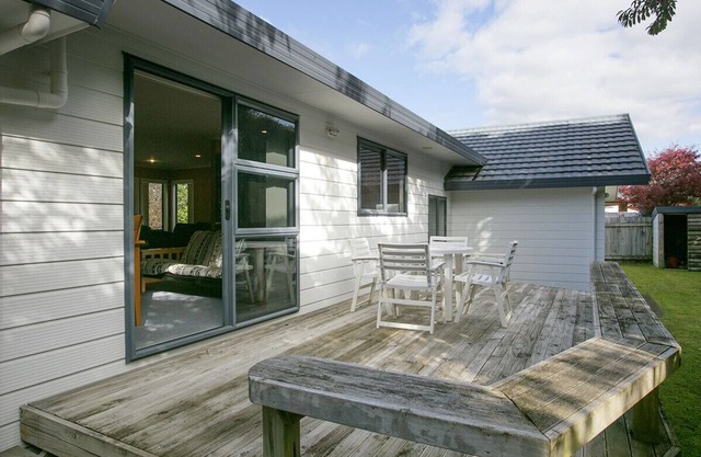 Laid Back on Lakewood - Taupo Holiday Home