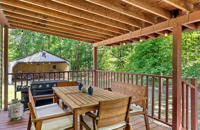 Lake Anna Rental-3min walk! Gated 3BR, covered game barn, king bed, 2 fire pits