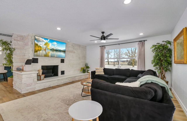 Lake and marina 5 minutes away Large family friendly Cozy home with country feel
