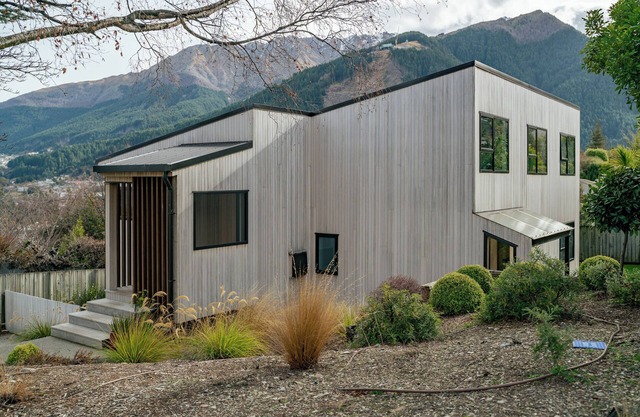 Lake and Mountain Views - Central Queenstown