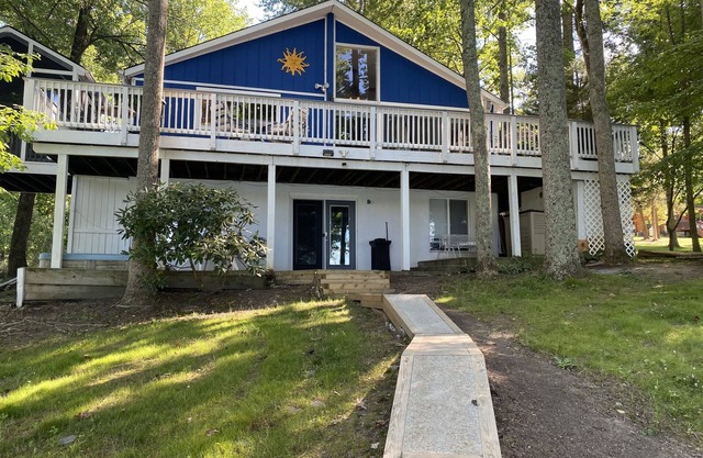 Lake Anna waterfront with Beach and Master Bedroom with Private Bathroom