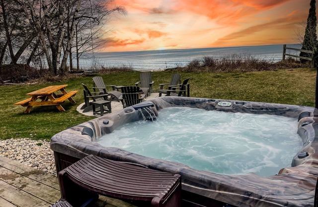 Lake/Beach Cabin! Hot Tub! Kayaks + Bikes! Slp 8!
