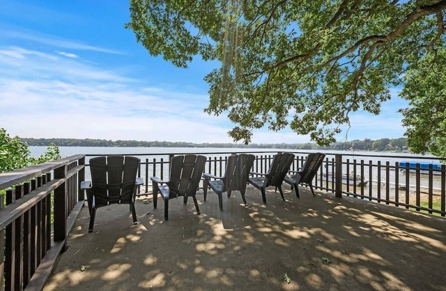 Lake, Boat, Hot Tub, Sauna, Private Chef