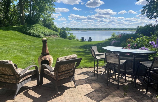 Lake Byllesby Paradise: Serene Lakefront Non-Smoking Home
